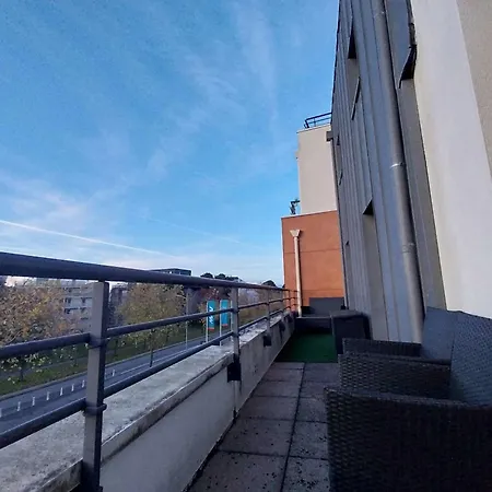 Charming T3 With Balcony Near 아파트 *
